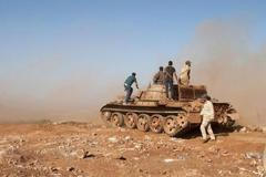 Příslušníci jednotek, věrní vládě v Tobrúku, s tankem na okraji Derny.