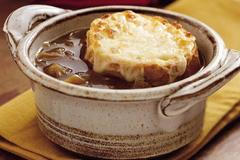 Chuť francouzské cibulačky vyladí k dokonalosti portské víno