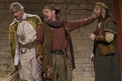 Mnoho povyku pro nic na Letních shakespearovských slavnostech.