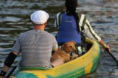 Dovolená, vodáci, lodě, voda, řeka, sjíždění řeky, ilustrační foto