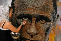 Tvář Putina z prázdných nábojnic z východní Ukrajiny.