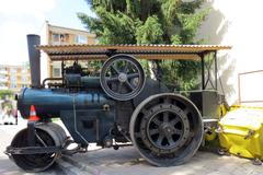 Couvající parní válec v Rokytnici poškodil několik aut