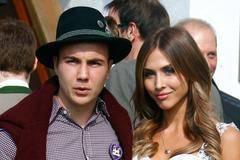 Bayern Mnichov na Oktoberfestu 2015: Mario Götze a přítelkyně Ann-Kathrin Brömmelová