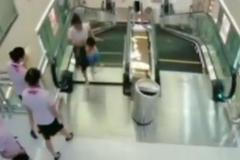 Ženu vcucnul eskalátor