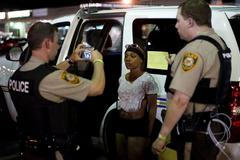 Foto: Hromadné zatýkání. Nahlédněte do bouřícího Fergusonu