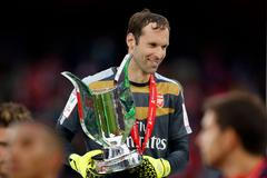 Petr Čech v dresu Arsenalu a s trofejí Emirates Cup