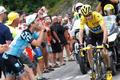 Fanoušci a Chris Froome v 19. etapě Tour de France 2015