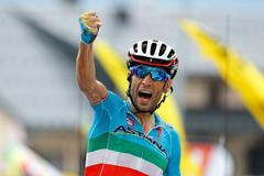 Vincenzo Nibali slaví triumf v 19. etapě Tour de France 2015