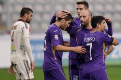 Joshua Brillante (C), Borja Valero (2nd R) a David Pizarro slaví branku Fiorentiny