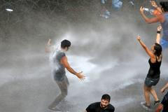 Policie proti demonstrantům v Bejrútu nasadila vodní děla