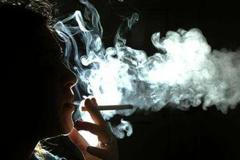 Dívka v cigaretovém obláčku