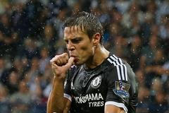 Cesar Azpilicueta z Chelsea slaví gól v síti WBA