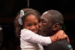 Deontay Wilder slaví vítězství nad Johannem Duhaupasem se svojí dcerkou