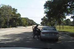 Policista míří na Sandru Blandovou. Záběr z kamery na policejním autě.