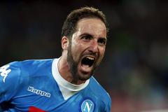 Útočník Neapole Gonzalo Higuaín slaví gól v síti Juventusu