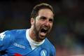 Útočník Neapole Gonzalo Higuaín slaví gól v síti Juventusu