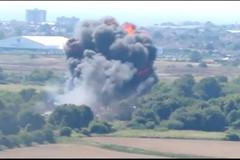 Letadlo při přehlídce spadlo na dálnici. Zahynulo sedm lidí