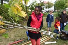 Cizinci v zámeckém parku ve Velké Bystřici zasadili třicet stromů