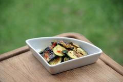 Jak na grilu připravit smetanové brambory a salát z cuket