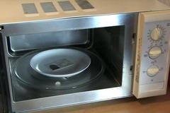 Němci strkají občanky do mikrovlnek