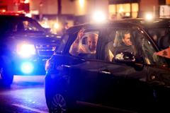 Papež František projíždí New Yorkem ve svém fiatu.