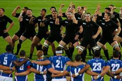 MS ragby 2015: Nový Zéland předvádí hráčům Namibie Haku