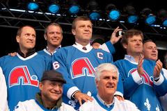 Quebec Nordiques: Anton Šťastný, Mario Roy, Peter Šťastný, Marián Šťastný, Andre Savard, vpředu Louis Sleigher a Alain Cote
