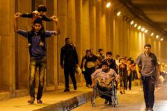 Syrští uprchlíci procházejí Istanbulem.