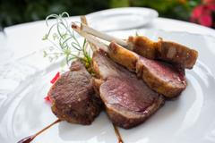 Překvapte rodinu obědem z jehněčích kotletek s lilkovým pyré