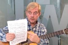 Čtvrtníček zpívá písničku pro Zemana: Miloš je vrah a hnůj a učiněná špína