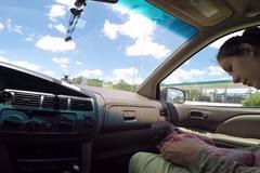 žena porodila v autě