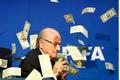 Komik zasypal šéfa FIFA Blattera bankovkami