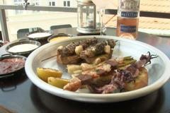 Chutné grilované špízy v Balcony Baru Praha