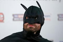 Tyson Fury na tiskové konferenci převlečený za Batmana
