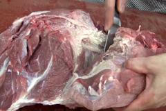 Podívejte se, jak snadno naporcovat vepřovou kýtu