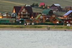 Nepovolené stavby a davy turistů ničí vody jezera Bajkal