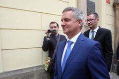 Mynář odevzdává majetkové přiznání