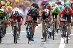 Zleva: Sagan, Kristoff, Degenkolb a vítězný Greipel v dojezdu 15. etapy Tour de France 2015