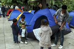 Běženci na aténském náměstí Victoria.