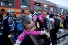 Nádraží obsadily tisíce uprchlíků. Spěchají, bojí se plotu