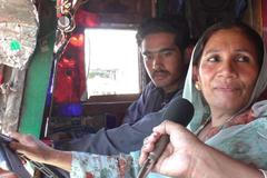 První Pákistánka, která má řidičský průkaz na kamion, zaučuje mladé