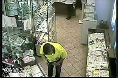 Muž ukradl prsteny za více než sto tisíc. Krádež zachytila kamera