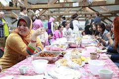 Snídaně muslimů, židů a křesťanů v Praze