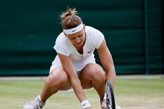 Lucie Šafářová v osmifinálovém zápase Wimbledonu 2015 proti Coco Vandewegheové