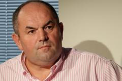 Razie u Pelty? Připomíná to úder na kmotry, nikdo neví, kde končí 630 milionů od státu, říká Mádl