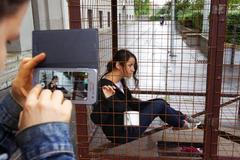 Klec před ministerstvem zemědělství - protest odpůrců kožešinových farem