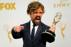 Obrazem: Lady Gaga, Ricky Gervais a Andrea Bocelli. Tak se předávaly Emmy