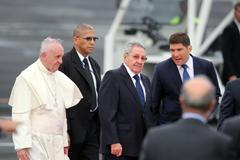 Papež František a kubánský prezident Raúl Castro