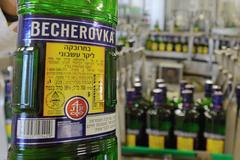 Jak se vyrábí Becherovka? Továrnou nás provedl muž, který střeží tajný recept likéru