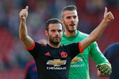 Juan Mata a David De Gea slaví triumf Manchesteru United